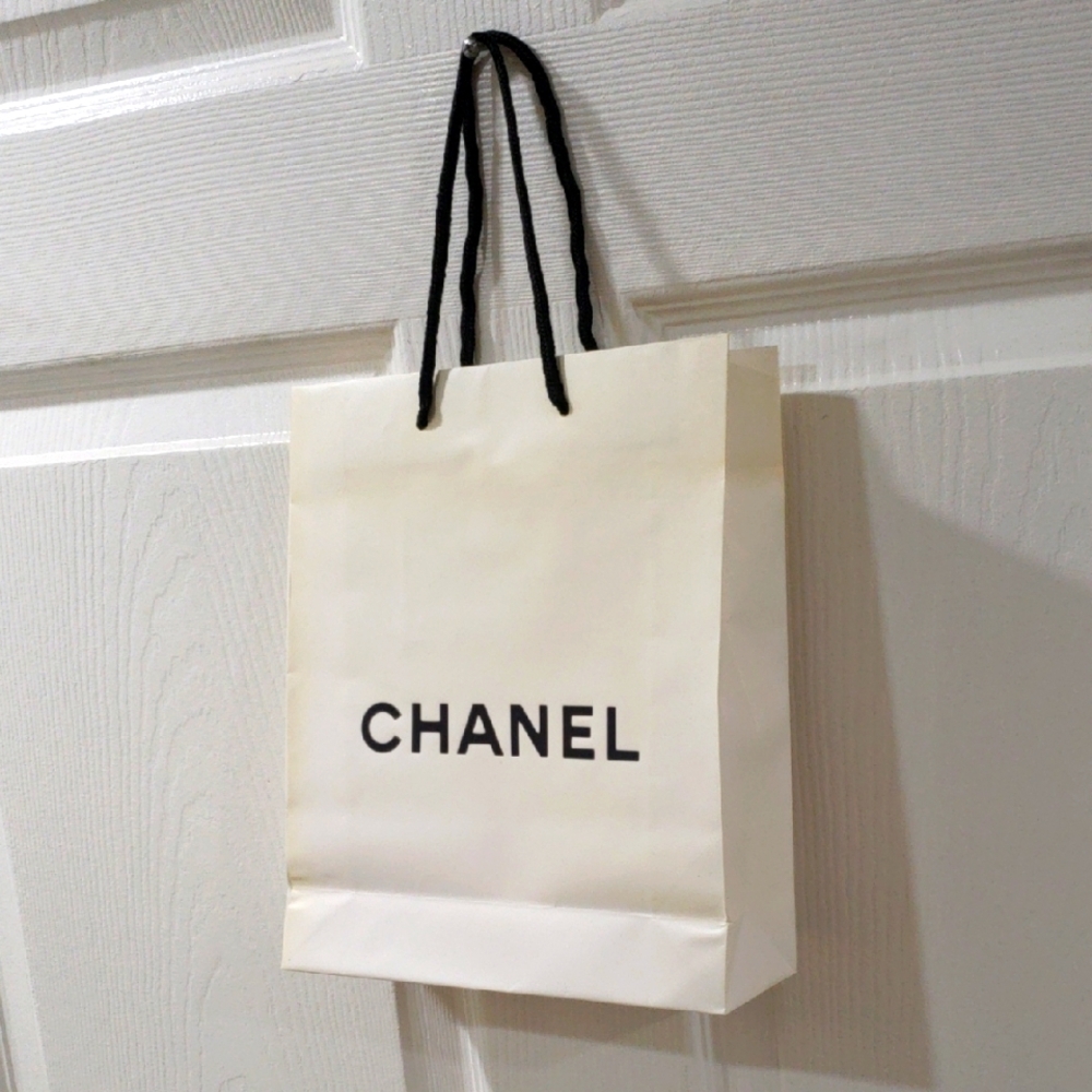CHANEL White Paper Gift Shopping Bag, Luxury Women - Sized 8.25x10x2.75-inch #3